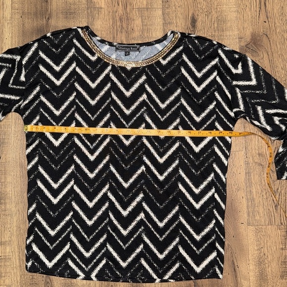 VINTAGE ROSE Black and White Chevron Blouse with Gold Accents - Picture 2 of 6